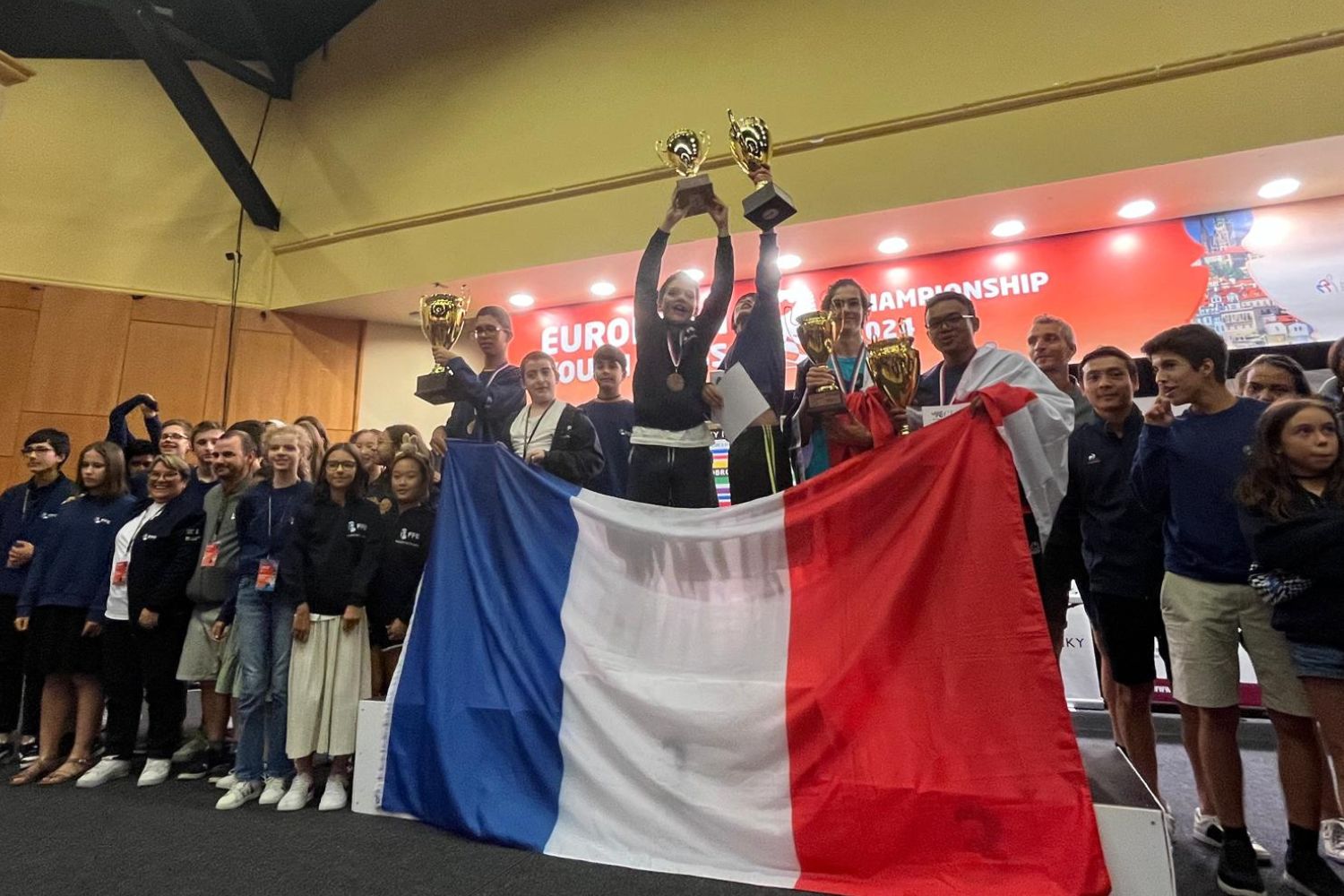 CHAMPIONNAT D'EUROPE JEUNES: LOUIS, ANU, LAURENT & ROMU PRÉSENTS AVEC L'ÉQUIPE DE FRANCE